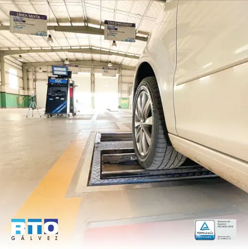 RTO Gálvez revisando ruedas de vehículo